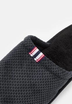 Pier One Chaussons Prix Bradés Rond Homme -Mode Vêtements Boutique 0379114a66bd48d881979d3d1b73626d