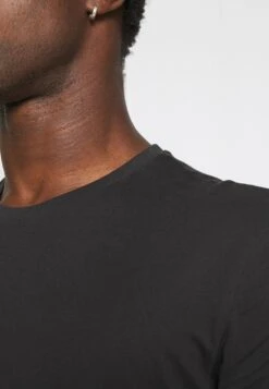 Prix Gelé Pier One 3 PACK – T-shirt Basique T-shirts Col Rond Homme -Mode Vêtements Boutique 04cd6e61680f434c97b57d78f55241fd