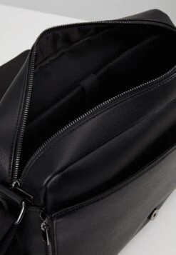 Pier One Meilleur Prix Garanti Sac Bandoulière Sacs Compartiment Pour Pc Portable Homme -Mode Vêtements Boutique 08cbec2d6273402ca574ee57c6f4aaae