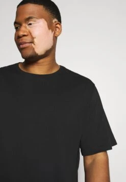 Pier One Prix Favorable 3 PACK – T-shirt Basique T-shirts Col Rond Homme 20 Pier One Prix Favorable 3 PACK – T-shirt Basique T-shirts Col Rond Homme -Mode Vêtements Boutique 094177a2d5f1498e81eab88ab4eb794f