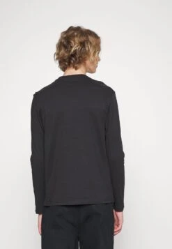 Pier One Prix Gelé 5 PACK – T-shirt à Manches Longues T-shirts & Polos Col Rond Homme 14 Pier One Prix Gelé 5 PACK – T-shirt à Manches Longues T-shirts & Polos Col Rond Homme -Mode Vêtements Boutique 0a91b7bd792a4d53bae7268bde5c4de8