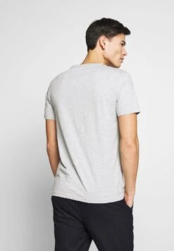 Pier One T-shirt Basique Soldes T-shirts Col En V Homme 12 Pier One T-shirt Basique Soldes T-shirts Col En V Homme -Mode Vêtements Boutique 137cdeedf76a4a55a43e956fd168b9b2