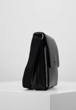 Pier One Sac Bandoulière Promos Sacs Fermoir Aimanté Homme 12 Pier One Sac Bandoulière Promos Sacs Fermoir Aimanté Homme -Mode Vêtements Boutique 31f79a3e49c140948dedcd6cc64eb1eb