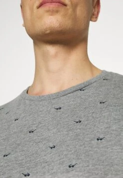 Pier One T-shirt Imprimé Prix Allégé T-shirts Col Rond Homme -Mode Vêtements Boutique 357d2b4763f147f49bd89379c32e8d23