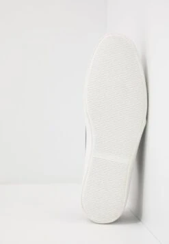 Prix Avantageux Pier One UNISEX – Baskets Basses Sneakers Rond 18 Prix Avantageux Pier One UNISEX – Baskets Basses Sneakers Rond -Mode Vêtements Boutique 3a02672da68e4a298a55a89d393109a9