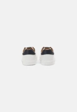 Prix Acceptable Pier One UNISEX – Baskets Basses Baskets & Sneakers Rond 11 Prix Acceptable Pier One UNISEX – Baskets Basses Baskets & Sneakers Rond -Mode Vêtements Boutique 3f6d49d439f548cab7f577f997c071ec