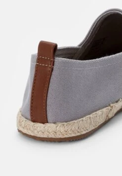 Pier One Meilleure Qualité RENA ESPADRILLE UNISEX – Espadrilles Chaussures Basses Rond -Mode Vêtements Boutique 42d2421a7d9a4236aff6d97b980fd1f5