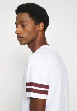 Prix Gelé Pier One T-shirt Imprimé T-shirts & Polos Col Rond Homme -Mode Vêtements Boutique 4ba1b82d8bf947e4a41019ee9f083145