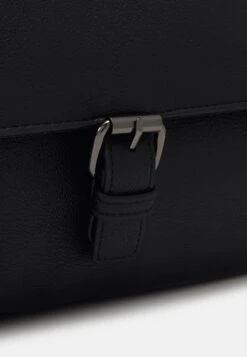 Pier One Sac Bandoulière Garantie De Qualité 100% Sacs Compartiment Pour Pc Portable Homme -Mode Vêtements Boutique 51da333d1b2042a482230e37b67544b2