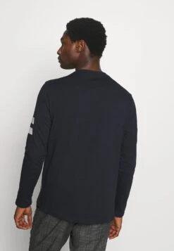 Prix Jamais Vus Pier One T-shirt à Manches Longues T-shirts & Polos Col Rond Homme 12 Prix Jamais Vus Pier One T-shirt à Manches Longues T-shirts & Polos Col Rond Homme -Mode Vêtements Boutique 53072bdb54a1435da7e55ce1ba6ee9b5