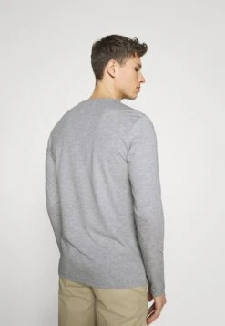 Prix Cassé Pier One 2 PACK – T-shirt à Manches Longues T-shirts Col Rond Homme -Mode Vêtements Boutique 5d11c795627a43d3ae83293311d17f0a