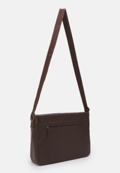 Pier One Assurance De L’Authenticité Sac Bandoulière Sacs Compartiment Pour Pc Portable Homme -Mode Vêtements Boutique 67b36465cef540d593bb96d5109c8255