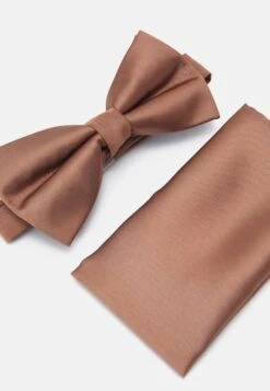 Pier One SET – Noeud Papillon En Remise Pochettes De Costume Couleur Unie Homme -Mode Vêtements Boutique 6af7cf88b06048ef8a845d4f3a089f0a