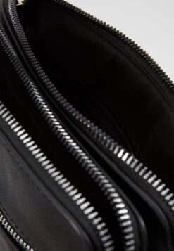 Qualité Supérieure Pier One Sac Bandoulière Sacs Fermeture éclair Homme -Mode Vêtements Boutique 6d78706637334c8695db7895f1865481