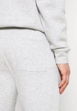 Réduction Pier One 2 PACK – Pantalon De Survêtement Pantalons Normale Homme -Mode Vêtements Boutique 737d28e17a324ecc9e683cebbda75492