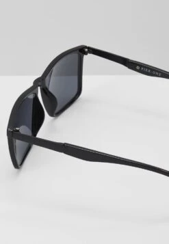 Pier One Lunettes De Soleil – Black Prix Sympa Rectangulaire Homme -Mode Vêtements Boutique 74d633abcb374f85b0cab8dddcf7a494