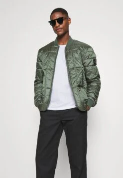 Pier One T-shirt Imprimé Prix Cassé T-shirts Col Rond Homme -Mode Vêtements Boutique 7e2765f5c8aa422982ddb7e42491c194