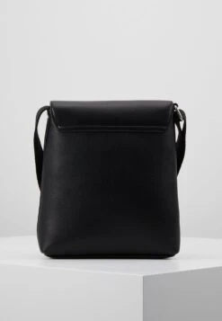 Pier One Sac Bandoulière Promos Sacs Fermoir Aimanté Homme 11 Pier One Sac Bandoulière Promos Sacs Fermoir Aimanté Homme -Mode Vêtements Boutique 7fc9b8c2009e411c8a0b428916cc63ad