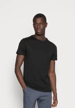 Meilleur Prix Garanti Pier One 3 PACK – T-shirt Basique T-shirts Col Rond Homme -Mode Vêtements Boutique 8841ef7a330647bd9e8c373d192746b9