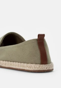 Pier One Prix Favorable RENA ESPADRILLE UNISEX – Espadrilles Chaussures Basses Rond -Mode Vêtements Boutique 8b1ef3dce9d344a08d816af96a53324d