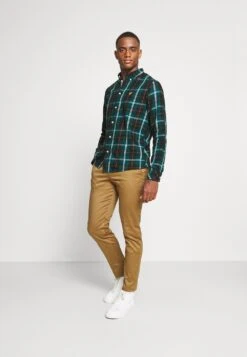 Se Vend Bas Prix Pier One Chemise Chemises Col à Boutons Homme -Mode Vêtements Boutique 8d54fab5601344f197a7879539c3c8fb