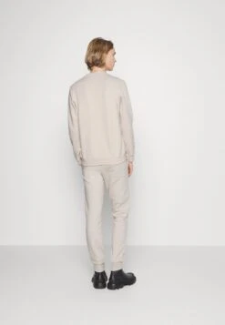 Prix Avantageux Pier One UNITED UTILITY CREW – Sweatshirt Sweats & Hoodies Col Rond Homme -Mode Vêtements Boutique 9106cbd155854d5780b0c01917ebef52