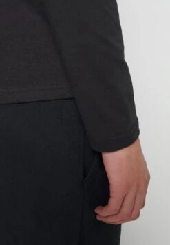 Pier One Prix Gelé 5 PACK – T-shirt à Manches Longues T-shirts & Polos Col Rond Homme 18 Pier One Prix Gelé 5 PACK – T-shirt à Manches Longues T-shirts & Polos Col Rond Homme -Mode Vêtements Boutique 9c999edfb4784781b9b45e88c2578460