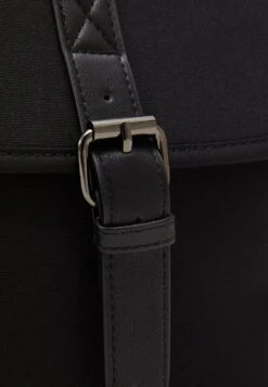 Pier One UNISEX – Mallette Prix Aimable Sacs Fermoir Aimanté -Mode Vêtements Boutique 9e683f8e2ac44d8b900f9280b6a29755