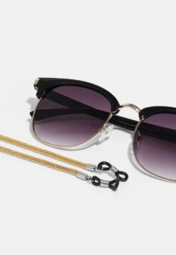 Pier One Soldes CHAIN UNISEX SET – Lunettes De Soleil Trapèze -Mode Vêtements Boutique a311c641fa3c433f92f19a2251d1e649