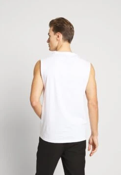 Pier One 3 PACK – T-shirt Basique Bonne Qualité T-shirts & Polos Col Rond Homme -Mode Vêtements Boutique a9eda1483b324f9bb5e5f44f95d5a2f7