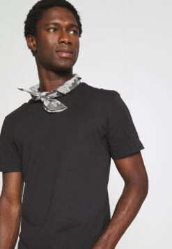 Prix Gelé Pier One 3 PACK – T-shirt Basique T-shirts Col Rond Homme -Mode Vêtements Boutique ae9b9691c10949c5b4edc17929f8c13a