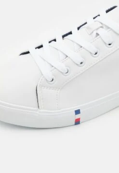 Pier One Prix Gelé UNISEX – Baskets Basses Baskets & Sneakers Rond 13 Pier One Prix Gelé UNISEX – Baskets Basses Baskets & Sneakers Rond -Mode Vêtements Boutique b4f8bc3a381845e8a6c42698c99e61bf