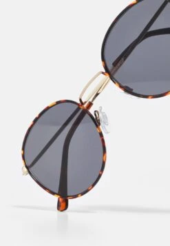 Prix Malin Pier One UNISEX – Lunettes De Soleil Ronde 9 Prix Malin Pier One UNISEX – Lunettes De Soleil Ronde -Mode Vêtements Boutique b72559c07238497cb4d68d31cb8ed92b