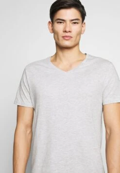 Pier One T-shirt Basique Soldes T-shirts Col En V Homme 15 Pier One T-shirt Basique Soldes T-shirts Col En V Homme -Mode Vêtements Boutique b93d2f988aea47eba1df9aff8e88ae00