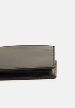 Assurance De L’Authenticité Pier One Portefeuille Petite Maroquinerie Compartiment à Monnaie Homme -Mode Vêtements Boutique c4208777e4774ab9934594e35b9c7d74