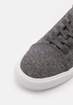 Pier One Prix Incroyables Baskets Basses Sneakers Rond Unisex -Mode Vêtements Boutique c93191640e5742009c1245860f184f0e