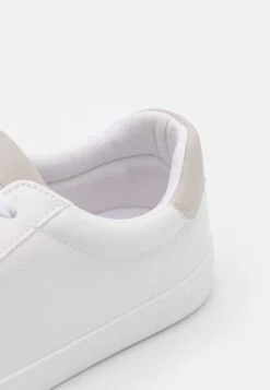 Pier One Prix Sympa Baskets Basses Baskets & Sneakers Rond Unisex -Mode Vêtements Boutique cbf0eca6b89b49849f31b4cc4f190406