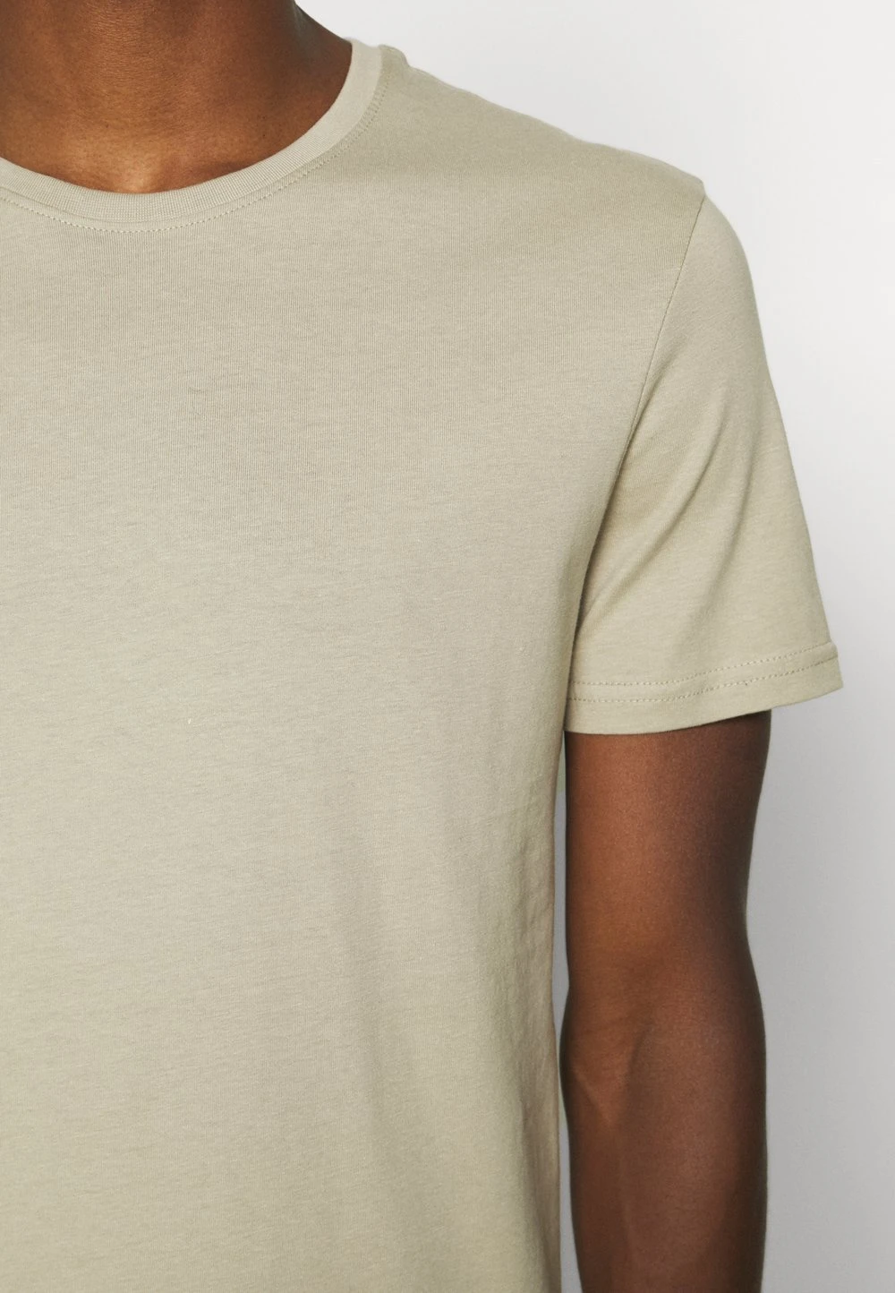 Prix Ourlé Pier One 5 PACK – T-shirt Basique T-shirts & Polos Col Rond Homme 8 Prix Ourlé Pier One 5 PACK – T-shirt Basique T-shirts & Polos Col Rond Homme – Image 7