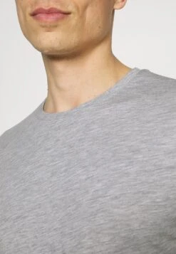 Prix Cassé Pier One 2 PACK – T-shirt à Manches Longues T-shirts Col Rond Homme -Mode Vêtements Boutique cd6ec0e4a5ce4da2ad93f26320d69450