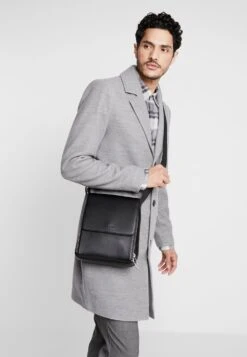 Pier One Sac Bandoulière Promos Sacs Fermoir Aimanté Homme 10 Pier One Sac Bandoulière Promos Sacs Fermoir Aimanté Homme -Mode Vêtements Boutique d0ee40c64f444bc69c706e1080f3e27a