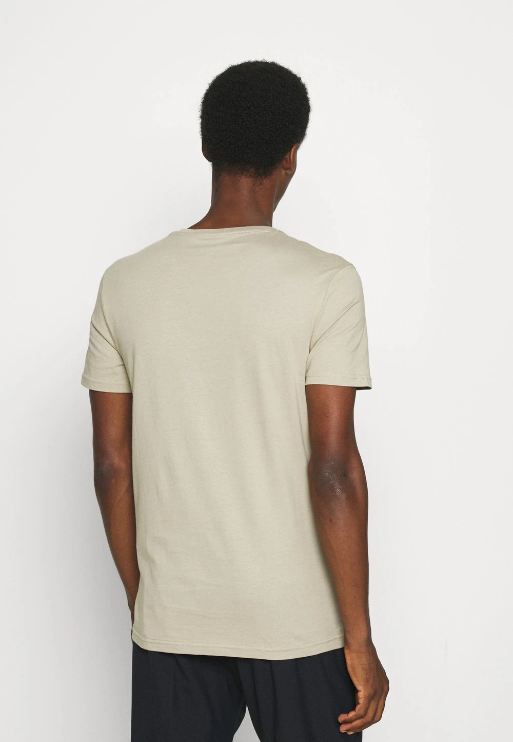 Prix Ourlé Pier One 5 PACK – T-shirt Basique T-shirts & Polos Col Rond Homme 4 Prix Ourlé Pier One 5 PACK – T-shirt Basique T-shirts & Polos Col Rond Homme – Image 3