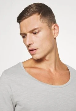 Pier One T-shirt Basique Assurance De L’Authenticité T-shirts Encolure Large Ronde Homme -Mode Vêtements Boutique e58cbefeeef0416682b9d465dd63a942