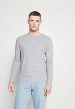 Pier One 5 PACK – T-shirt à Manches Longues Prix Exclusifs T-shirts Col Rond Homme -Mode Vêtements Boutique f1774a4a7a3f444e865f7b6e75b4c3ba