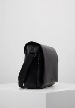 Pier One Meilleur Prix Garanti Sac Bandoulière Sacs Compartiment Pour Pc Portable Homme -Mode Vêtements Boutique f3a97f8095334be799fee0f3f2c1e5e0