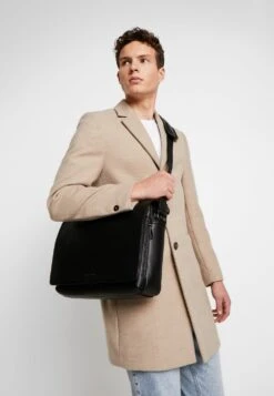 Pier One Meilleur Prix Garanti Sac Bandoulière Sacs Compartiment Pour Pc Portable Homme -Mode Vêtements Boutique f63b1ed6c70f49aa94bf52e40da10f83