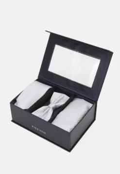 Excellente Qualité Pier One SET – Cravate Pochettes De Costume Couleur Unie Homme -Mode Vêtements Boutique f6a479bec3cb4628a696a541933630fd